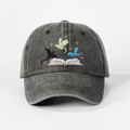 Detailansicht der Drachen-Stickerei auf der gewaschenen grauen Retro-Baseballkappe - Einheitsgröße / Schwarz