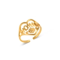 Makro-Detail des goldenen Herzrings mit MOM-Gravur und Blumendesign zum Muttertag - MOMMY Buchstabe Herz Hohl / Gold