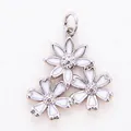 Pendentif trois marguerites argentées avec pétales en émail blanc et texture métallique - Style K / Or blanc