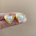 Boucles d'oreilles cœur dorées avec perle blanche incrustée et détails dorés - 71# Tige en Argent - Boucles d'Oreilles Perle Coeur Or Mat