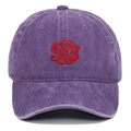 Dunkelviolette Baseballkappe aus gewaschener Baumwolle mit roter Rosenbestickung - Lila