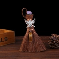 Detail eines Mini-Wicca-Besens mit Amethyst, Tigerauge-Steinen und Totenkopf-Ornament - Stil 8