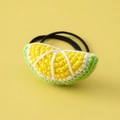 Detalle de coletero de limón tejido a ganchillo que muestra la textura fina y el elástico - Limón Amarillo