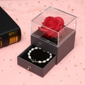 Graue Schmuck-Geschenkbox mit roter Rose und weißem Perlen-Kleeblatt-Armband - Smaragd Süßwasserperlenarmband / Schwarze Box/Grün