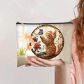 Detail of canvas toiletry bag with vintage cat and butterfly print and black zipper - Beige Cat and Butterfly Interaction (jiayingpbb081)
