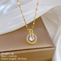 Dettaglio della collana con zircone e specifiche di prodotto come peso 4g e dimensioni - Acciaio Al Titanio + Rame + Zirconia / Pendente rotondo dorato (J336)