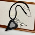 Dettaglio della collana boho a cuore con pelle nera, ciondolo a cucciolo e cordino punk - Cane Cuore in Pelle Nera-Cordino Intrecciato Nero