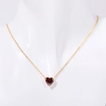 Collar de acero inoxidable dorado con colgante de corazón de piedra roja oscura - Enero