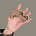 Grande pince à cheveux cœur en résine beige mat tenue pour échelle de taille - Cœur / Beige