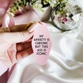 Retro Pink Hotel-Schlüsselanhänger mit lustigem Spruch und goldener Ring-Detailansicht - Anxiety is Chronic / Rosa-Angstzustände