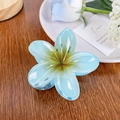 Hemelblauwe en gele Plumeria bloem haarklem met een glanzende hars afwerking - Blauw 8cm