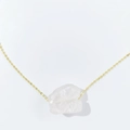 Detailaufnahme einer rohen weißen Kristall-Anhänger-Halskette mit goldener Kette - Bergkristall