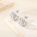 Gros plan de boucles d'oreilles C argentées épaisses avec rainures sur pierre beige - 14*9mm(KE112915-KFC)