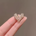 Gros plan d'une broche cœur dorée ornée de cristaux rectangulaires brillants - Style Cœur Doré (0274)