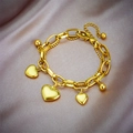 Elegante gouden gelaagde armband met hart hanger op zachtroze zijden achtergrond - Goud