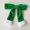 Grüne Samt-Weihnachtsschleife Haarspange mit weißem Kunstpelzrand auf hellem Grund - Weihnachtspompon / Grün
