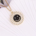 Macro di collana a girasole dorata con volto sorridente nero e cristalli di zircone - Nero