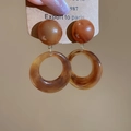 Primer plano de pendientes de resina ámbar con aros dorados en tarjeta vintage - Estilo de Anillo Hueco de Carey (Pin de Plata-Café-Redondo)