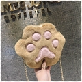 Détail du sac à bandoulière patte de chat en peluche avec chaîne dorée - Marron