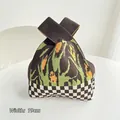 Borsa in maglia marrone con motivi floreali e base a quadretti bianchi e neri, 19cm - Mais Marrone