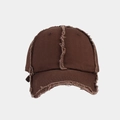 Dettaglio del cappellino da baseball in cotone caffè scuro con bordi vintage sfrangiati - Regolabile / caffè