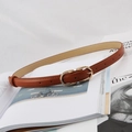 Detail van smalle bruine lederen riem met gouden bitgesp op een tijdschriftachtergrond - 1.8cm Brede 8-vormige Gesp / Khaki