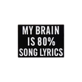 Zwarte emaille speld met tekst 'MY BRAIN IS 80% SONG LYRICS' voor tassen en kleding - Song Lyrics Stijl (QHXZ357)