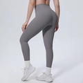 Detailansicht der grauen Yoga-Leggings mit hoher Taille für Kompression und Push-up-Effekt - S / Titangrau