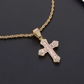 Gros plan du pendentif croix hip hop avec pierres roses et cristaux sertis en pavé - Collier Croix Pierre Rose Or
