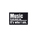 Minimalistische schwarze Musikbrosche mit weißem Text: Music is not what I do It is who I am - Schwarz / Music is who I am