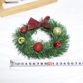 Mini-Weihnachtskranz mit Karoschleife und Kugeln, mit Maßband zur Größenmessung gezeigt - Weihnachtskugel Karo Schleife Kranz
