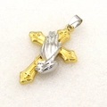 Détail du pendentif croix dorée avec mains en prière argentées en métal ciselé - Pendentif / Doré