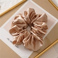 Elegante oversized satijnen scrunchie in champagnegoud met zijdeachtige textuur en plooien - Khaki