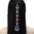 Catena per capelli etnica dorata con gemme blu e nappe di perle bianche su modella - Blu scuro