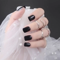 Unghie finte nere lucide corte quadrate con set di anelli in argento su velo bianco - Nero Lucido (DFL-01)