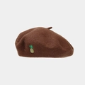 Détail d'un béret en laine marron avec une broderie d'ananas colorée sur le côté - Taille unique / Brun Foncé