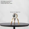 Sfera di cristallo nordica con supporto in ferro ad arco dorato su tavolo nero - Piccolo Supporto ad Arco