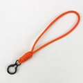 Cordon tressé en paracorde orange avec boucle métallique noire robuste sur fond blanc - Style Long / Orange
