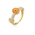 Detail van vergulde open ring met oranje en witte emaille madeliefje bloemontwerpen - Oranje Witte Bloem