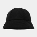 Detalle de gorro de pescador acolchado negro con textura de rombos clásica - Estilo Acolchado de Diamantes / Negro