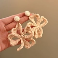 Pendientes de trébol en rafia trenzada crema con eslabón de metal dorado para mujer - Aguja de plata / Blanco