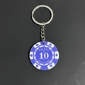 Dettaglio di un portachiavi a gettone da casinò in acrilico viola con valore 10 e corona - Viola - Chip 10