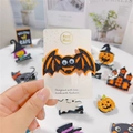 Dettaglio del fermaglio per capelli a pipistrello glitterato con occhi mobili su carta - Pipistrello con Occhi Mobili