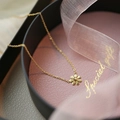 Elegante collana a margherita dorata con ciondolo a girasole su una confezione regalo - Collana margherita grande / Oro
