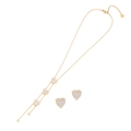 Set gioielli cuore dorato con inserto in conchiglia bianca e cristalli su fondo bianco - Oro