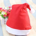 Cappello di Babbo Natale classico in peluche rosso con bordo bianco su tavolo - Flanella Semplice Adulti