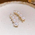 Elegante goldene Perlenohrringe mit fünf weißen Verlaufsperlen in geschwungener Form - Silbernadel-Weiß