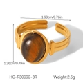 Detailansicht eines goldenen Edelstahlrings im Vintage-Stil mit Maßen und Tigerauge - Brauner Tigerauge Stil (HC-R30090-BR)