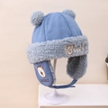 Detailansicht der blauen Baby-Fliegermütze mit Pelzohren und Bären-Stickerei - Kinder ca. 3-10 Jahre / Blau