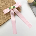 Detalle del lazo rosa satinado para el pelo con rosa amarilla y cinta verde suave - Rosa